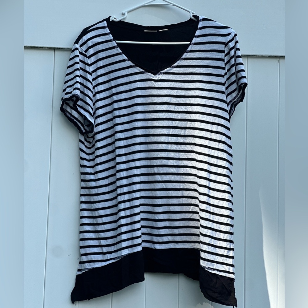 Chico’s Asymmetrical Black & White Short Sleeve T-Shirt – Size 3 (XL) – NWOT